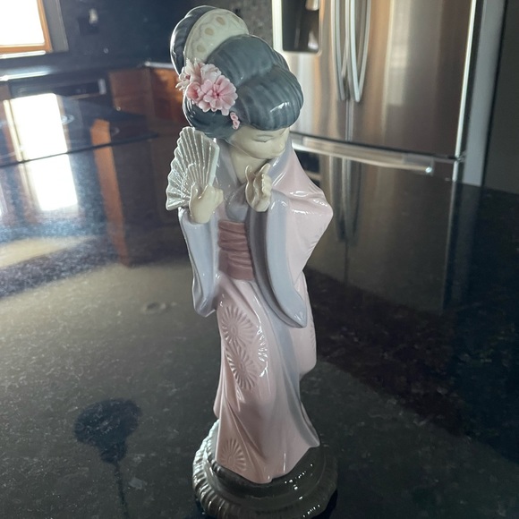 Lladro Other - Lladro 1978 Porcelain Timid Geisha, Retired, 12” tall, excellent condition!